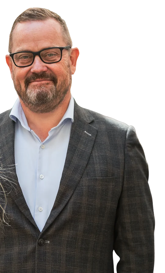 Om SWE 28 medarbejder fra SWE, der repræsenterer et nærværende og professionelt team inden for ejendomsadministration.